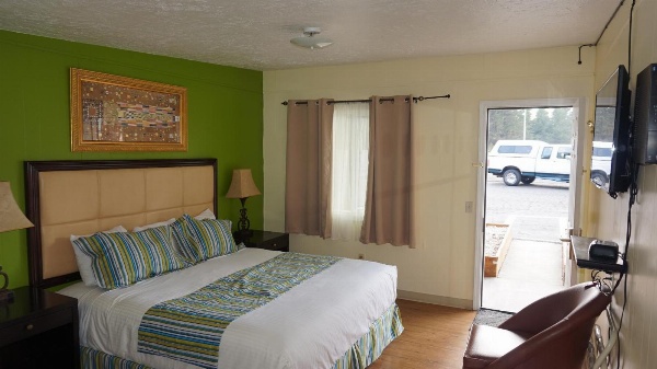 Eagle Crater Lake Inn image 4